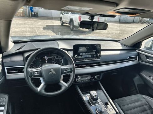 Used 2024 Mitsubishi Outlander SE image 10
