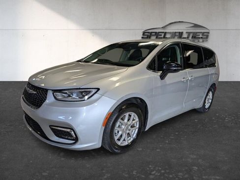Used 2024 Chrysler Pacifica Touring-L FWD image 5