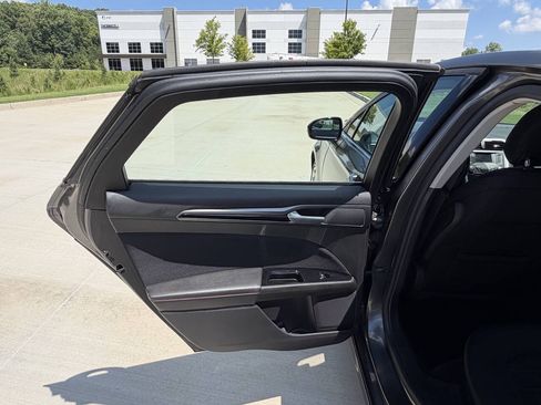 Used 2014 Ford Fusion SE w/ Equipment Group 201A FWD image 12