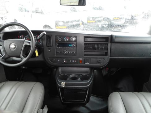 Used 2016 Chevrolet Express 2500 RWD image 21