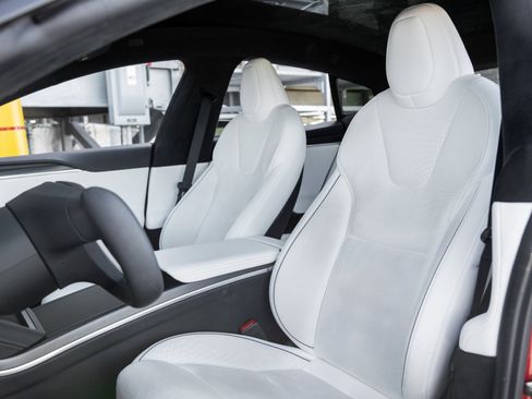 Used 2022 Tesla Model S Plaid image 5