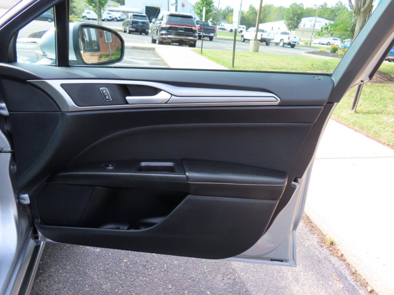 Used 2020 Ford Fusion SE FWD image 22