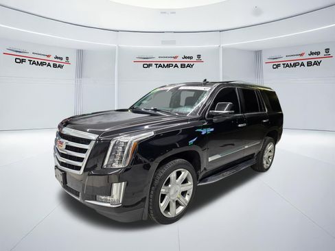 Used 2019 Cadillac Escalade Luxury AWD/4WD image 2