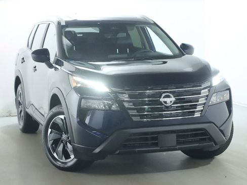 Used 2024 Nissan Rogue SV w/ SV Premium Package image 2