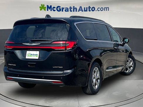 Used 2023 Chrysler Pacifica Limited FWD image 7