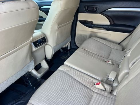 Used 2014 Toyota Highlander Plus FWD image 4