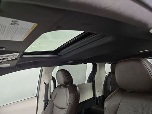 Used 2024 Toyota Sienna Platinum image 33