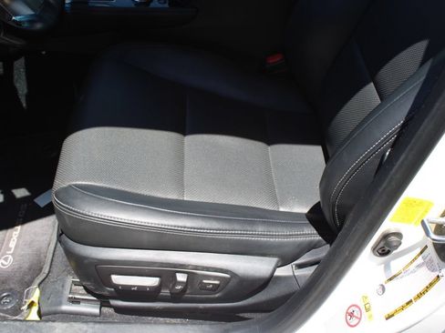 Used 2017 Lexus GS 200t w/ Premium Package RWD image 13