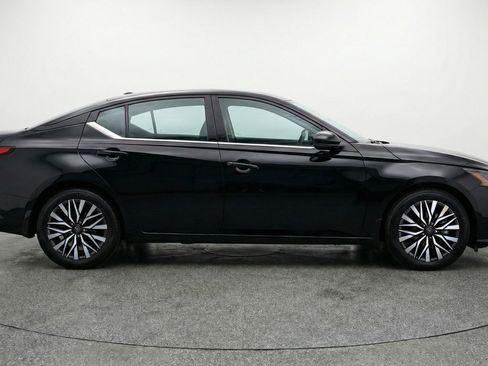 Used 2025 Nissan Altima 2.5 SV FWD image 11
