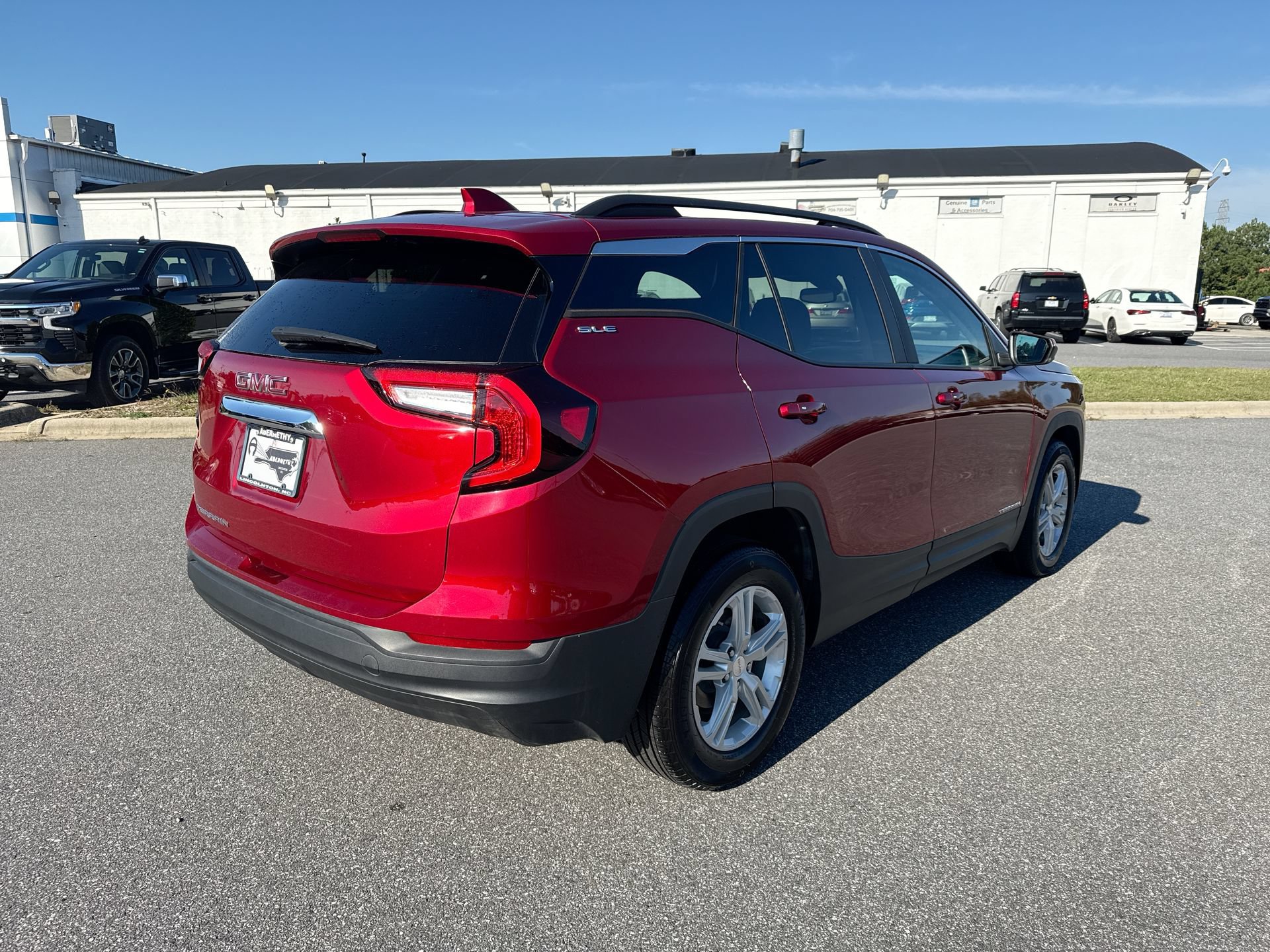 Used 2024 GMC Terrain SLE w/ Driver Convenience Package FWD image 6