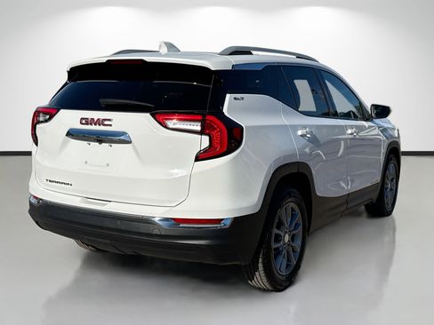 Used 2024 GMC Terrain SLT image 3