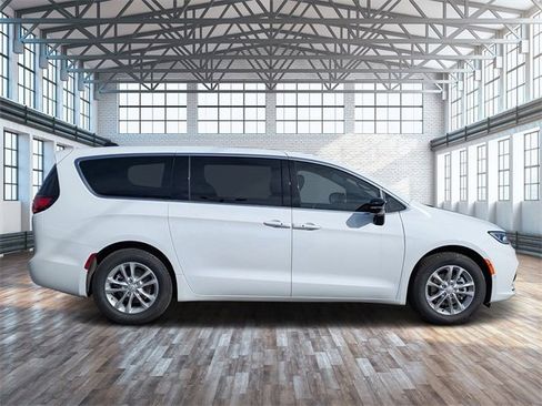 New 2026 Chrysler Pacifica Select image 3