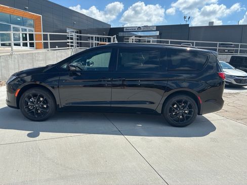 New 2027 Chrysler Pacifica Limited AWD/4WD image 2