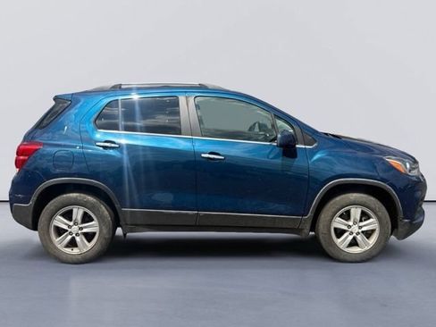 Used 2020 Chevrolet Trax LT w/ Sun & Sound Package AWD/4WD image 2