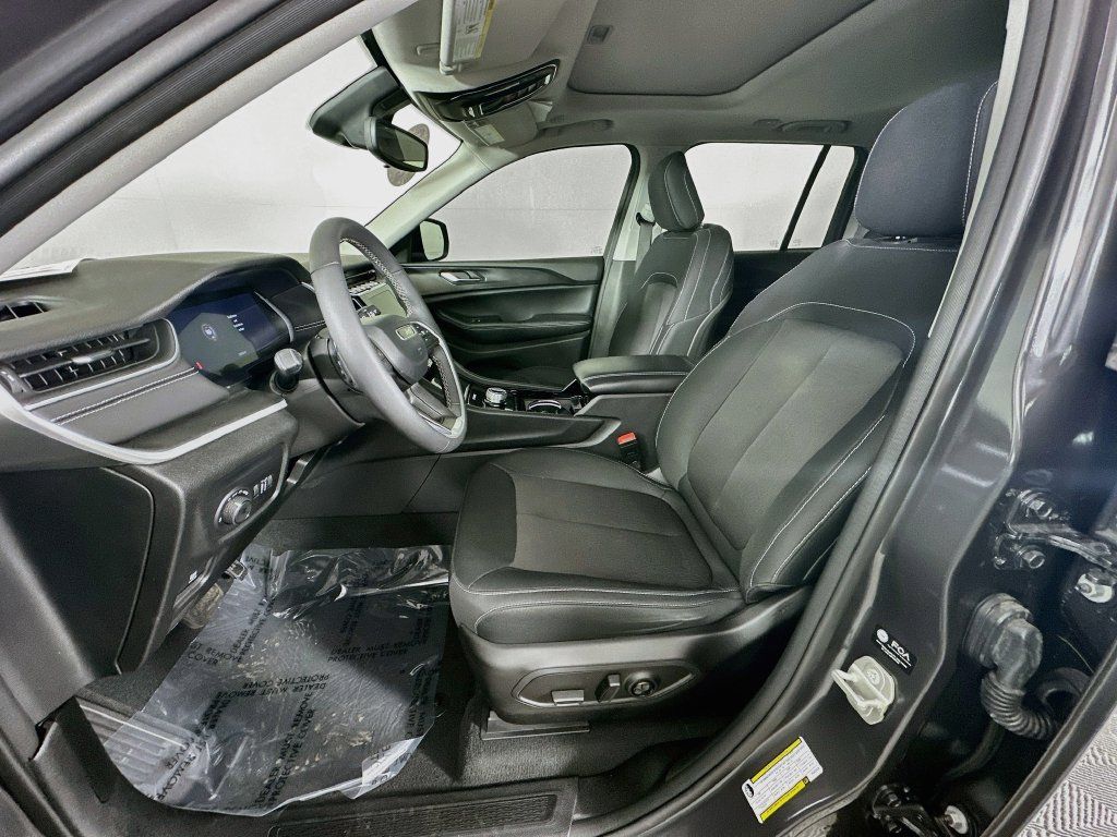 Used 2023 Jeep Grand Cherokee Laredo w/ Luxury Tech Group I AWD/4WD image 28