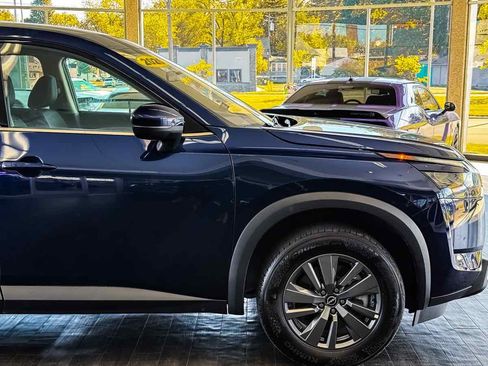 Used 2025 Nissan Pathfinder SV image 18