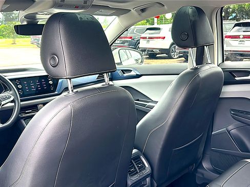 Used 2023 Volkswagen Taos SE w/ Panoramic Sunroof Package FWD image 18