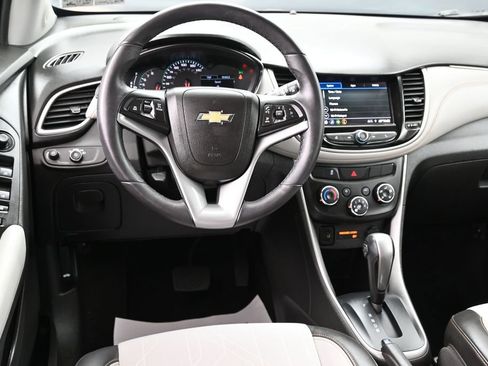 Used 2022 Chevrolet Trax LT w/ LT Convenience Package AWD/4WD image 32