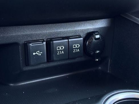 Used 2021 Toyota Highlander XLE FWD image 22