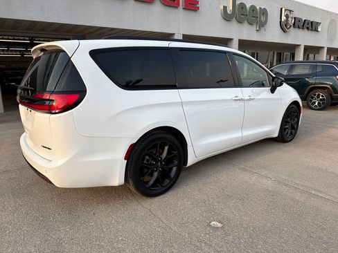 Used 2025 Chrysler Pacifica Limited FWD image 7