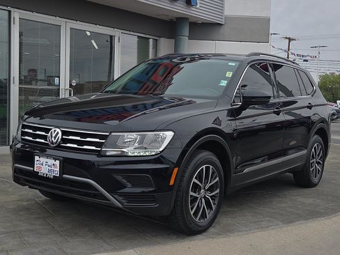 Used 2020 Volkswagen Tiguan SE w/ Panoramic Sunroof Package FWD image 2