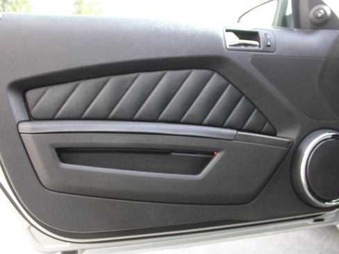 Used 2011 Ford Mustang GT Premium RWD image 8