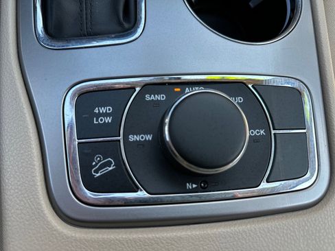 Used 2021 Jeep Grand Cherokee Laredo AWD/4WD image 32