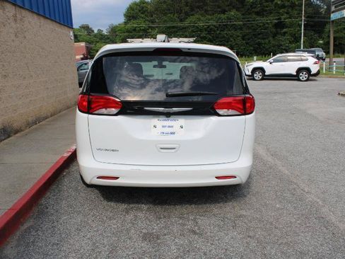 Used 2022 Chrysler Voyager LX FWD image 5