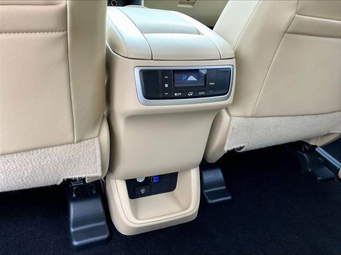 Used 2014 Toyota Highlander XLE AWD/4WD image 10