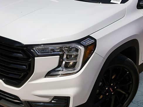 Used 2024 GMC Terrain SLE w/ Driver Convenience Package image 3