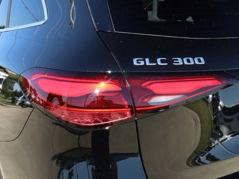 Used 2025 Mercedes-Benz GLC 300 4MATIC image 10