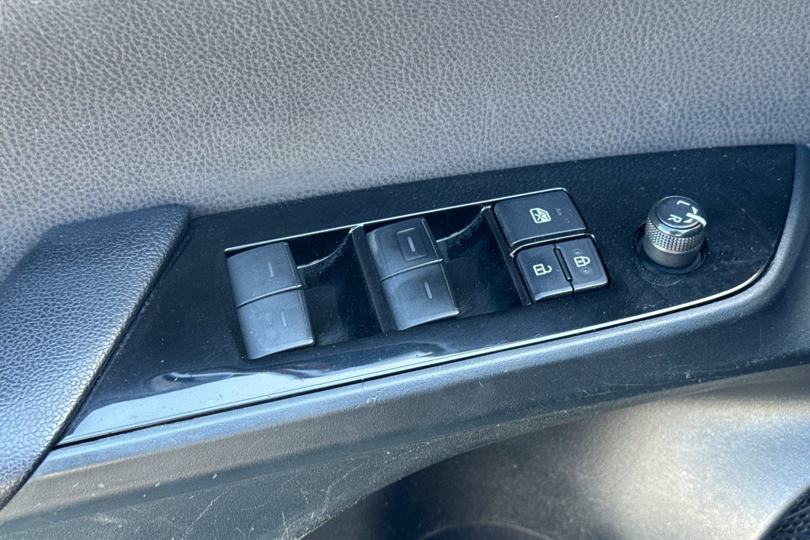 Used 2019 Toyota Prius L Eco FWD image 13