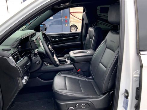 Used 2024 GMC Yukon XL Denali image 7
