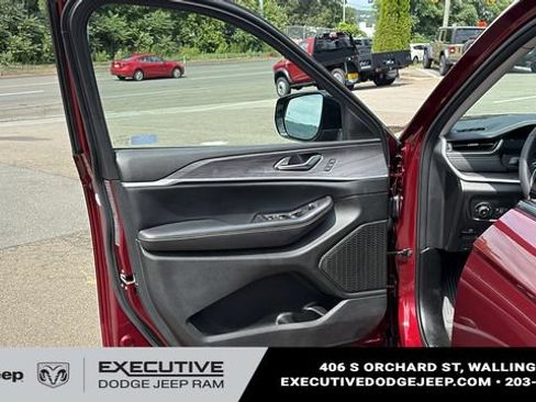 Used 2023 Jeep Grand Cherokee L Limited w/ Luxury Tech Group II AWD/4WD image 8