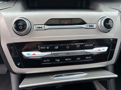 Used 2022 Ford Explorer XLT w/ Equipment Group 202A image 18