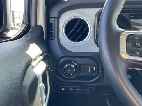 Used 2024 Jeep Wrangler Unlimited Sahara image 27