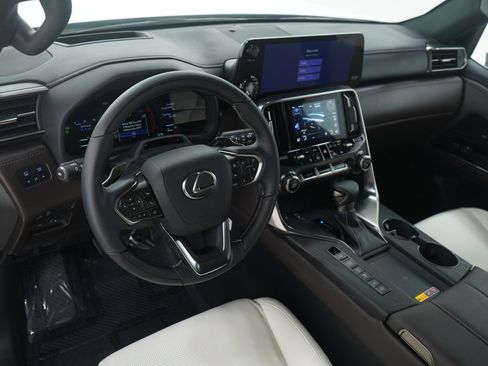 Used 2025 Lexus LX 600 4WD w/ Accessory Package (2T) image 32
