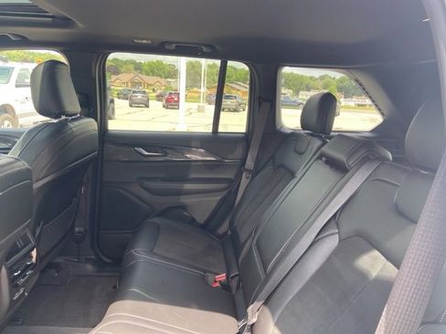 Used 2023 Jeep Grand Cherokee Altitude image 14