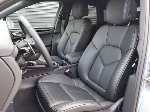 Used 2025 Porsche Macan AWD/4WD image 5