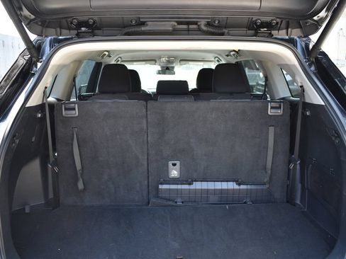 Used 2025 Toyota Highlander LE FWD image 33