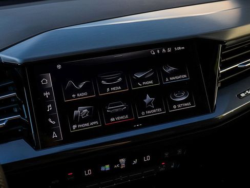 Used 2025 Audi Q4 e-tron Premium image 19