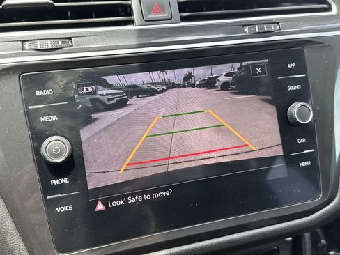 Certified 2022 Volkswagen Tiguan SE w/ Panoramic Sunroof Package FWD image 27