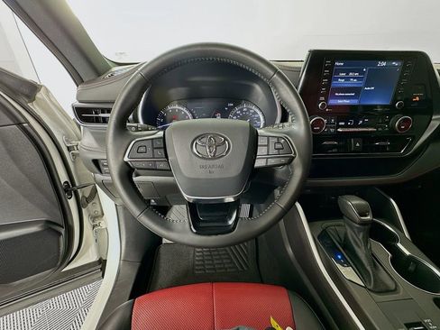 Used 2021 Toyota Highlander XSE image 11