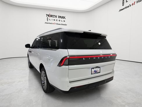Used 2025 Lincoln Navigator L Reserve AWD/4WD image 3