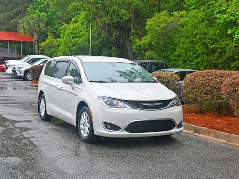 Used 2020 Chrysler Pacifica Touring FWD image 6