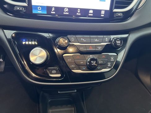 Used 2025 Chrysler Pacifica Select image 24