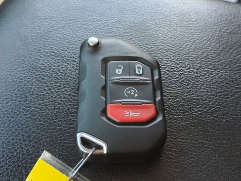 Used 2023 Jeep Gladiator Sport AWD/4WD image 19