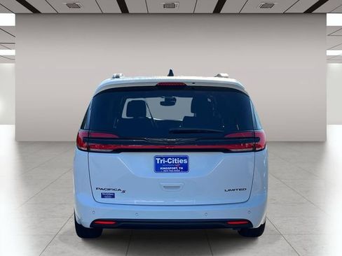 Used 2025 Chrysler Pacifica Limited FWD image 4