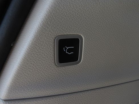 Used 2023 Chrysler Voyager LX FWD image 14