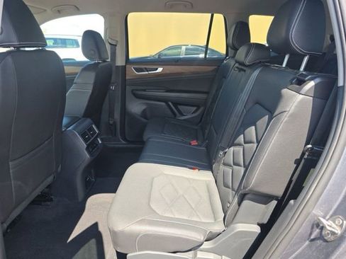 Used 2025 Volkswagen Atlas SE AWD/4WD image 32